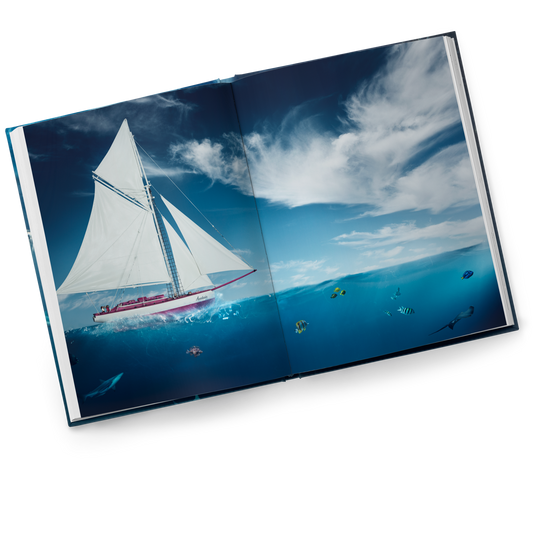 Inside pages of Ilvie Little β Das Abenteuer geht weiter showing the pirate sailing ship Anastasia at sea, with sharks and fish visible beneath the water.