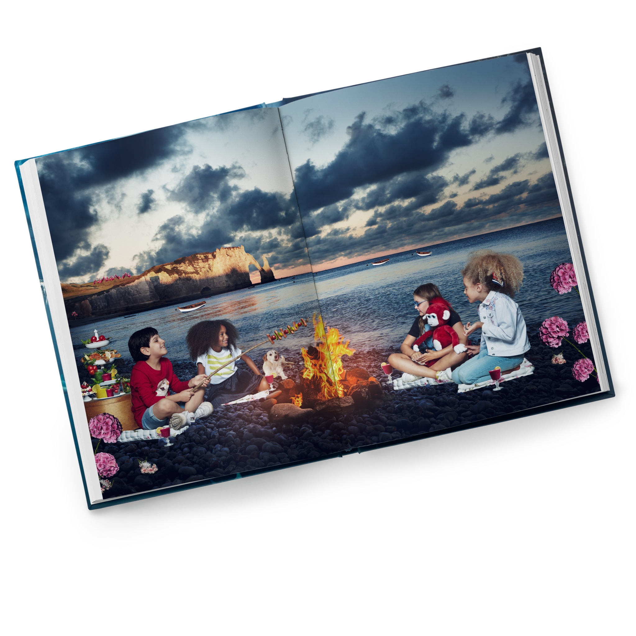 Inside spread from Ilvie Little und die unerschrockenen Seefahrerinnen — Special Edition 1, showing Ilvie, Theo, Amelie, Carlos and Sammy around a campfire while ship’s cook Carlos grills sausages.

