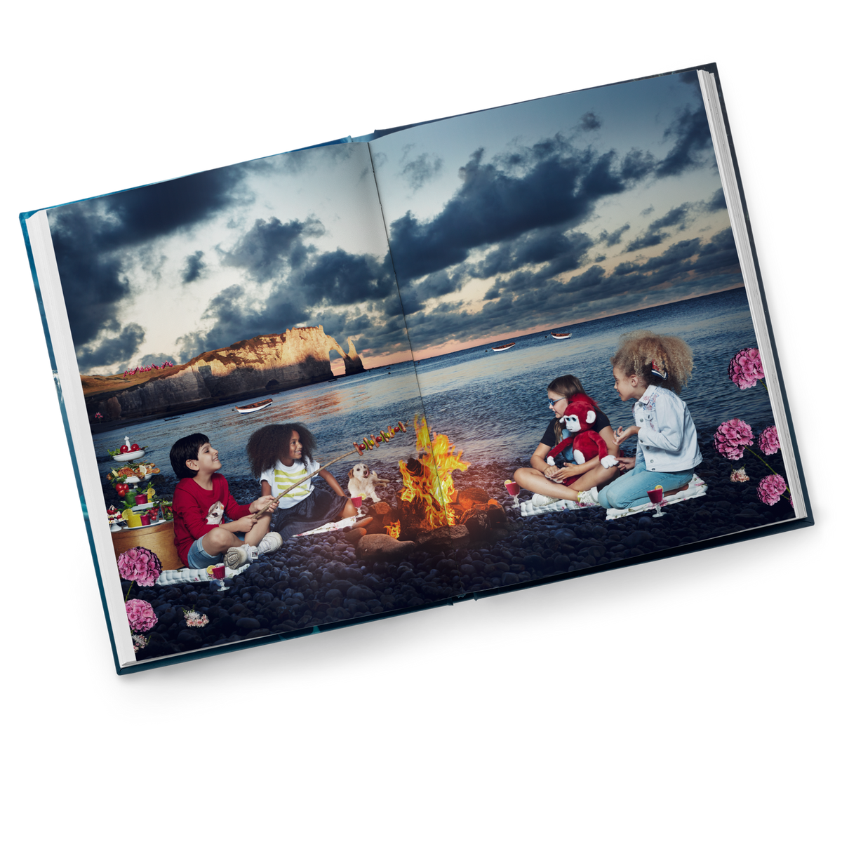 Inside spread from Ilvie Little und die unerschrockenen Seefahrerinnen — Special Edition 1, showing Ilvie, Theo, Amelie, Carlos and Sammy around a campfire while ship’s cook Carlos grills sausages.
